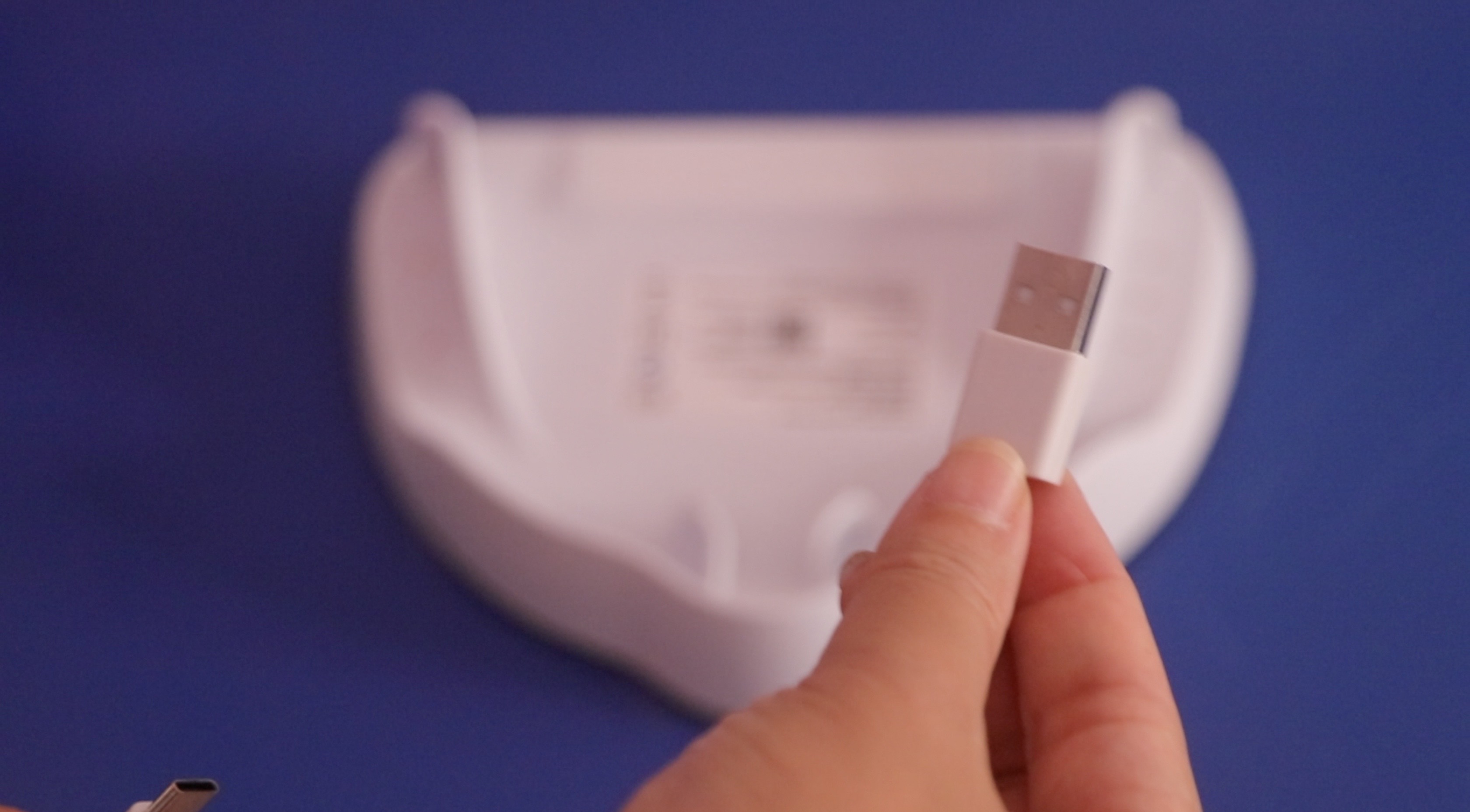 Charging the Currentbody Skin LED Eye Perfector